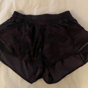 Lululemon 2.5 in hotty hot shorts- 6, black camo